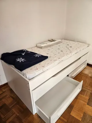 Cama nido con 2 cajones y colchones incluídos.