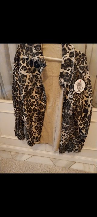 Chaqueta vaquera con estampado de leopardo