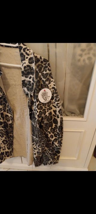 Chaqueta vaquera con estampado de leopardo