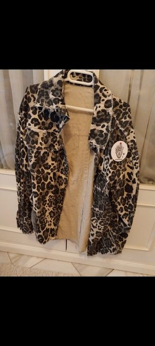 Chaqueta vaquera con estampado de leopardo
