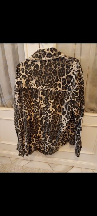 Chaqueta vaquera con estampado de leopardo