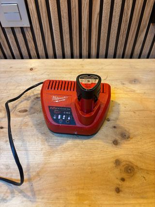 Cargador y Batería Milwaukee M12