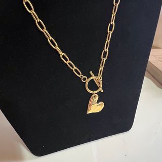 Collar dorado con colgante de corazón