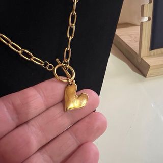 Collar dorado con colgante de corazón