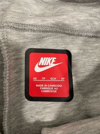 Pantalón Nike Tech Gris