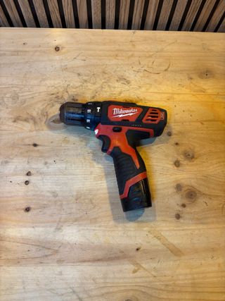 Atornillador Milwaukee M12 BPD con batería