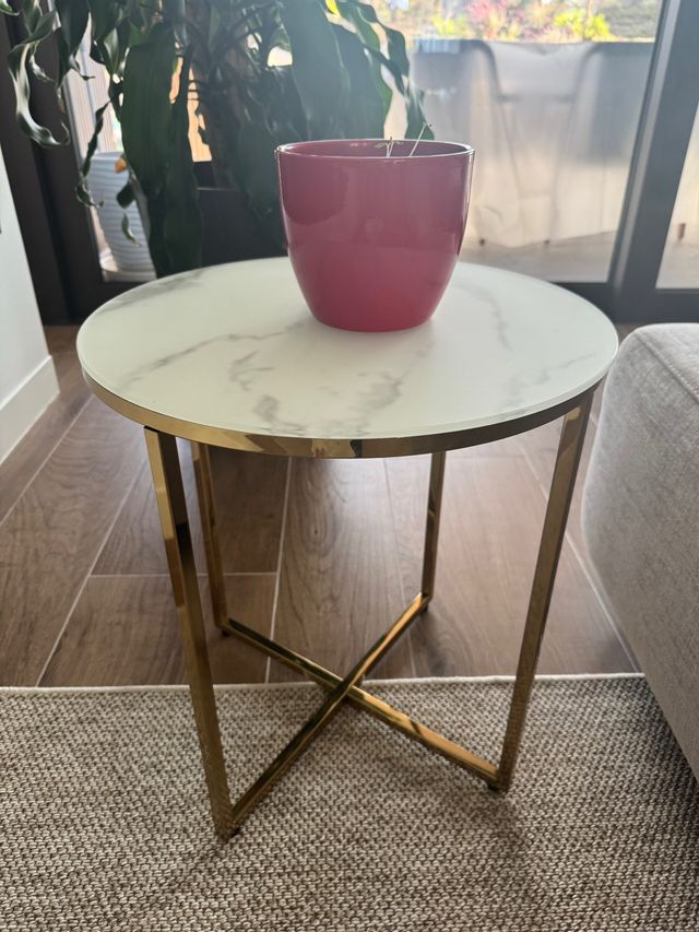 Mesa redonda de mármore e metal dourado