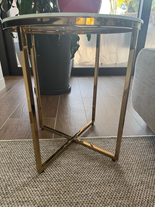 Mesa redonda de mármore e metal dourado