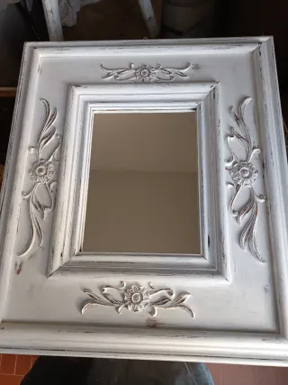 Specchio con cornice decorata