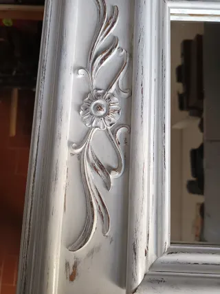 Specchio con cornice decorata