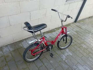 Bicicleta infantil roja antigua