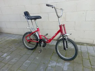 Bicicleta infantil roja antigua