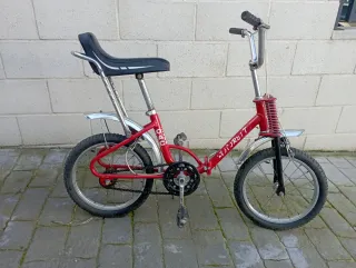 Bicicleta infantil roja antigua