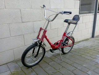 Bicicleta infantil roja antigua