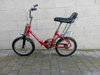 Bicicleta infantil roja antigua