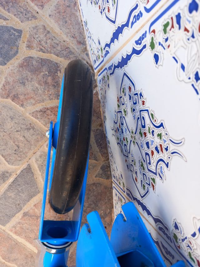 Patinete infantil azul ruedas grandes