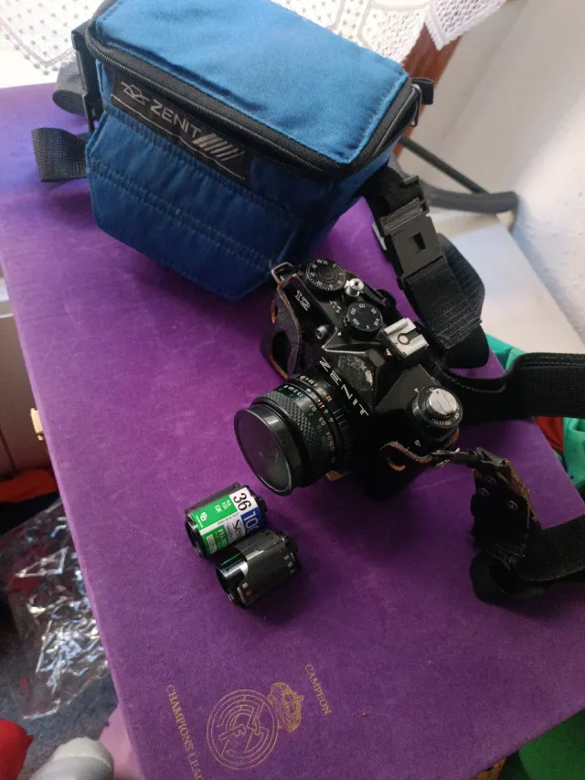 Fotocamera Zenit 12 con custodia e cartucce