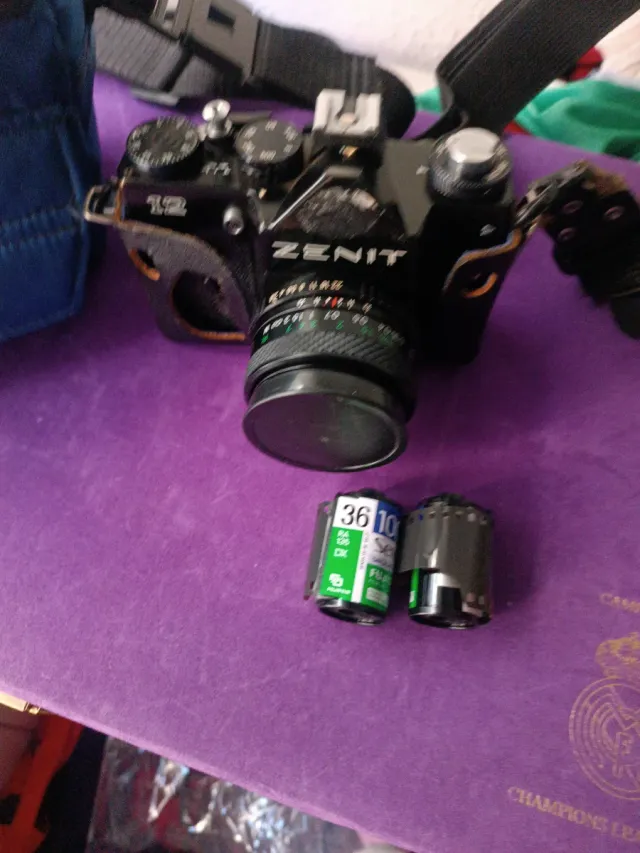 Fotocamera Zenit 12 con custodia e cartucce