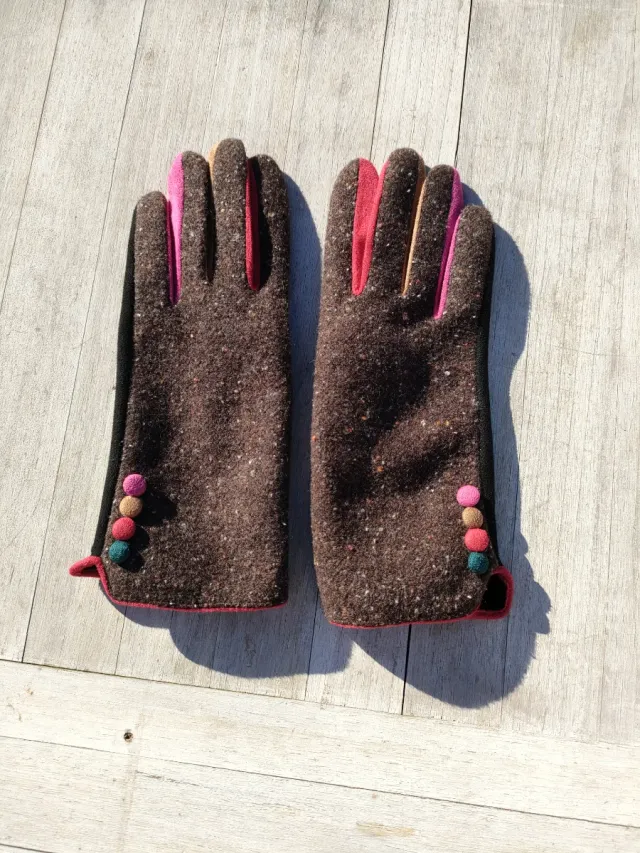 Guantes marrones y multicolor