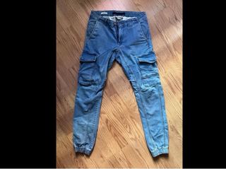 Pantalones cargo azul grisáceos