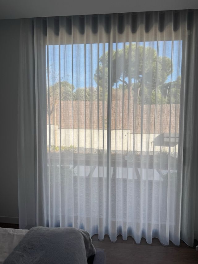 Cortinas com trilho branco quebrado
