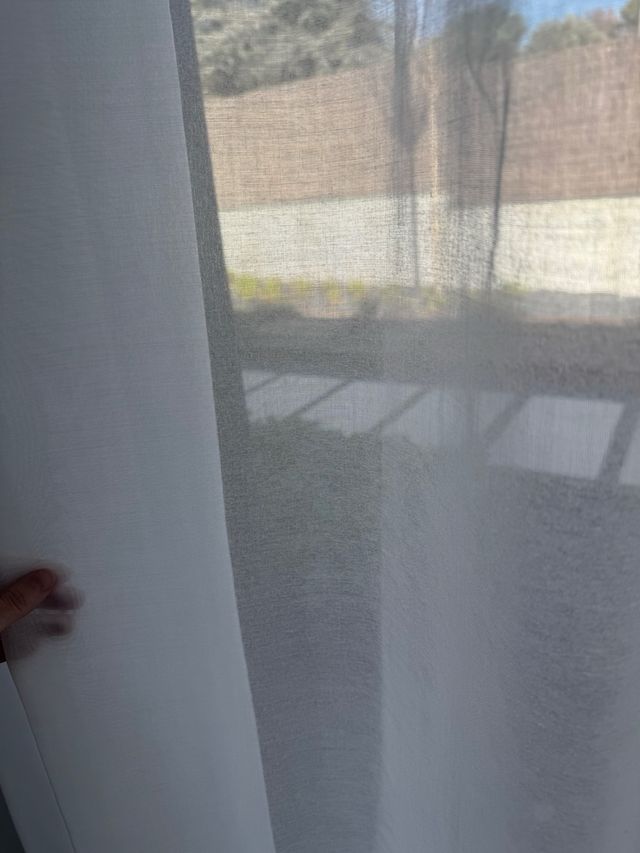 Cortinas com trilho branco quebrado