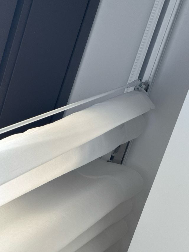 Cortinas com trilho branco quebrado