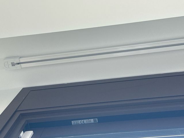 Cortinas com trilho branco quebrado