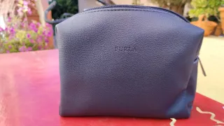 2 neceseres de viaje Furla (azul y marrón)