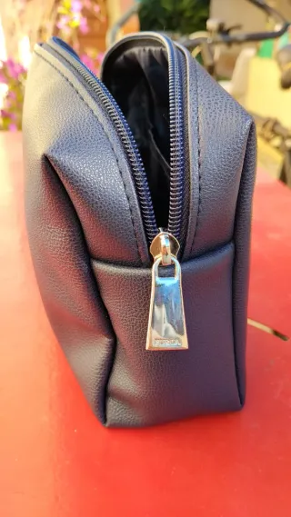 2 neceseres de viaje Furla (azul y marrón)