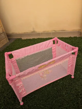 Cuna de viaje rosa para muñecas