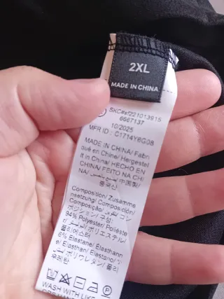 Gonna nera con bottoni e orlo asimmetrico,