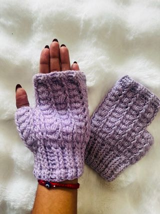 Guantes tejidos morados sin dedos