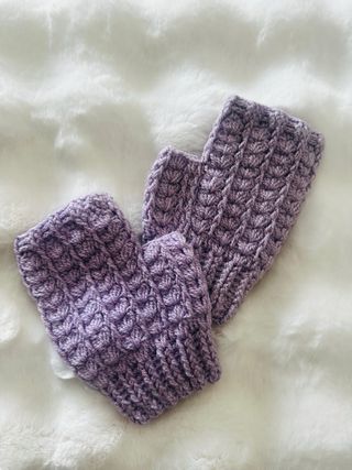 Guantes tejidos morados sin dedos