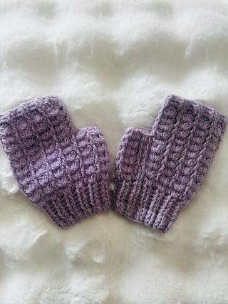 Guantes tejidos morados sin dedos