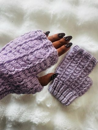 Guantes tejidos morados sin dedos