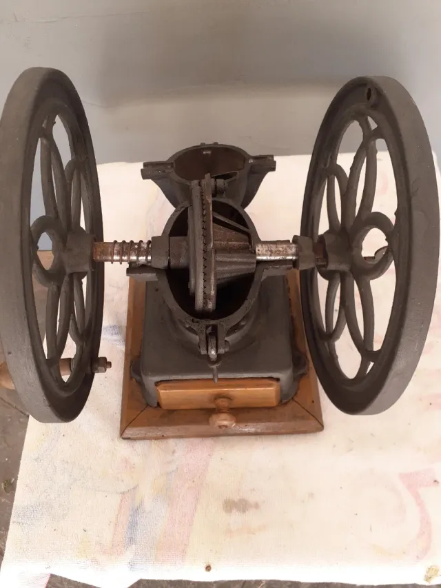 Antico macinacaffè Simplex