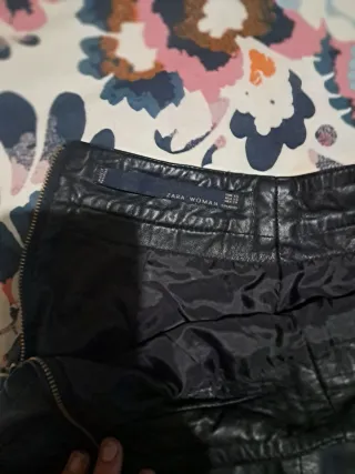 Falda corta de piel con tachuelas