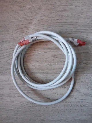 Cable de red Ethernet blanco