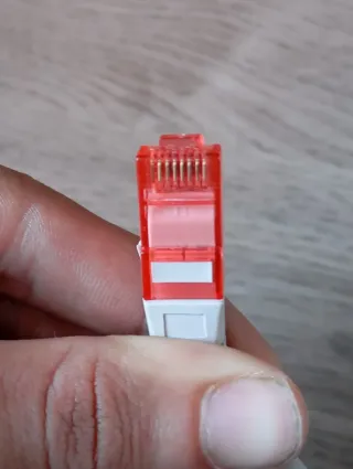 Cable de red Ethernet blanco