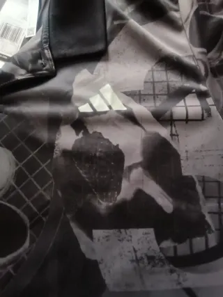 Polo Adidas Estampado Gris y Negro