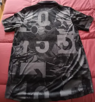 Polo Adidas Estampado Gris y Negro