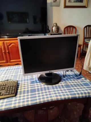 Pantalla LG y Teclado