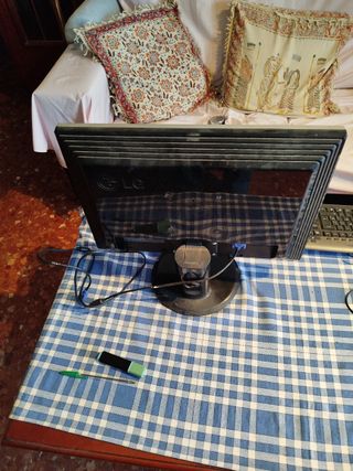 Pantalla LG y Teclado