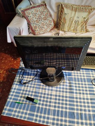 Pantalla LG y Teclado