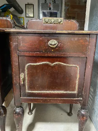 Dos mesitas de noche antiguas de madera