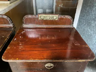 Dos mesitas de noche antiguas de madera