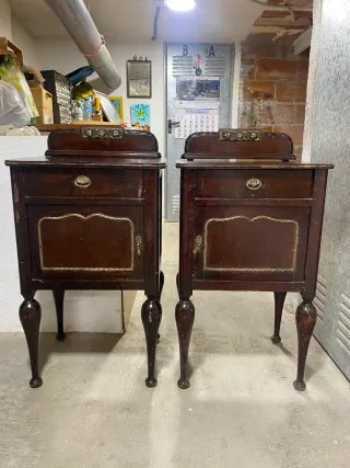 Dos mesitas de noche antiguas de madera