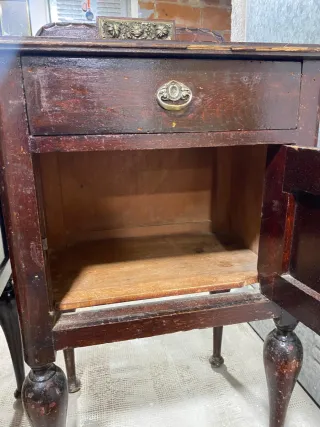 Dos mesitas de noche antiguas de madera