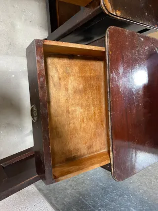 Dos mesitas de noche antiguas de madera